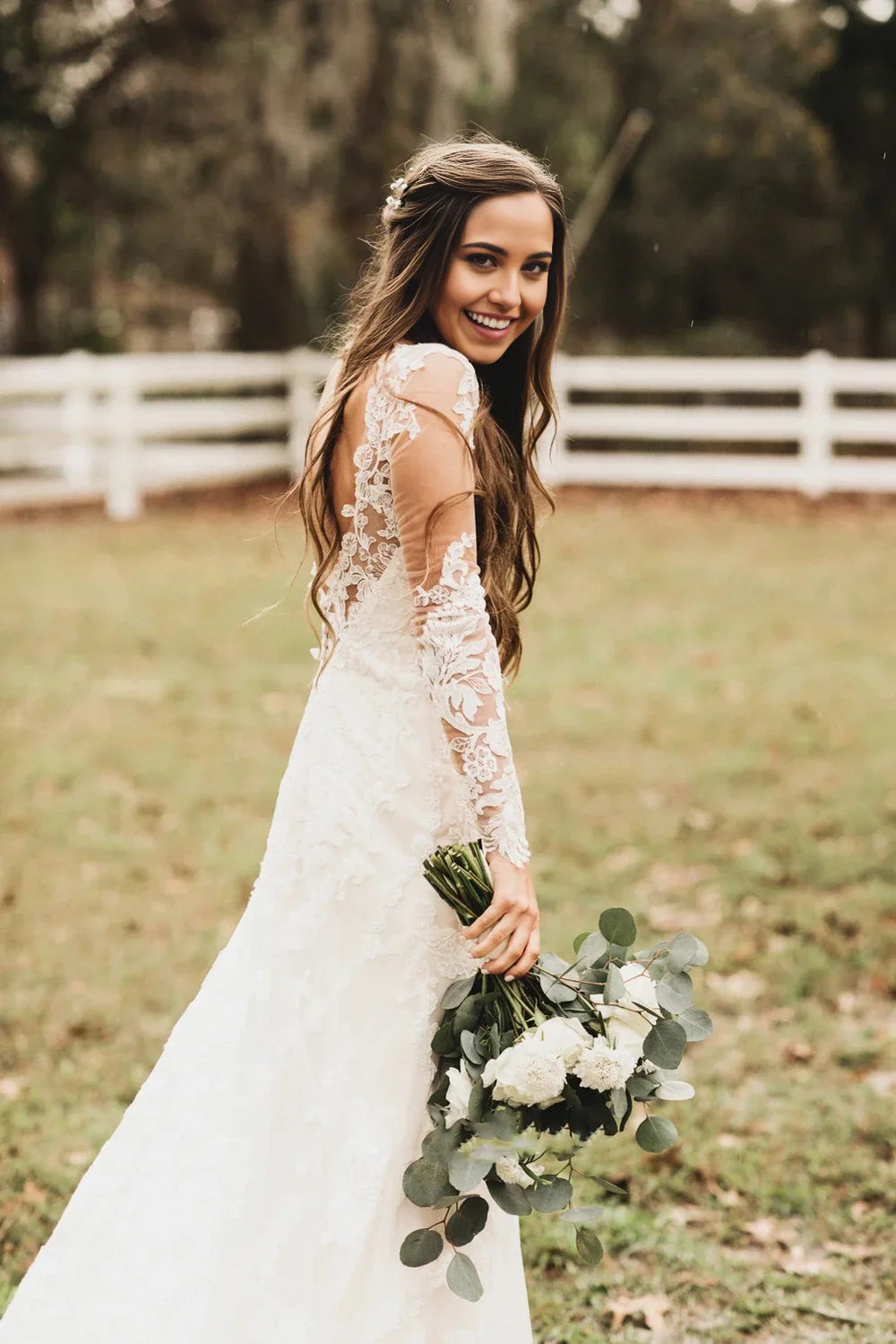 Vestido de novia bohemio con encaje, espalda en V profunda y cola catedral
